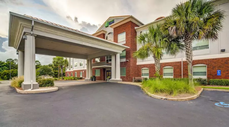 Holiday Inn Express & Suites Foley, an IHG Hotel