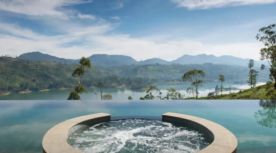 5-Star Sri Lanka Tour over the Mountains to the Coast