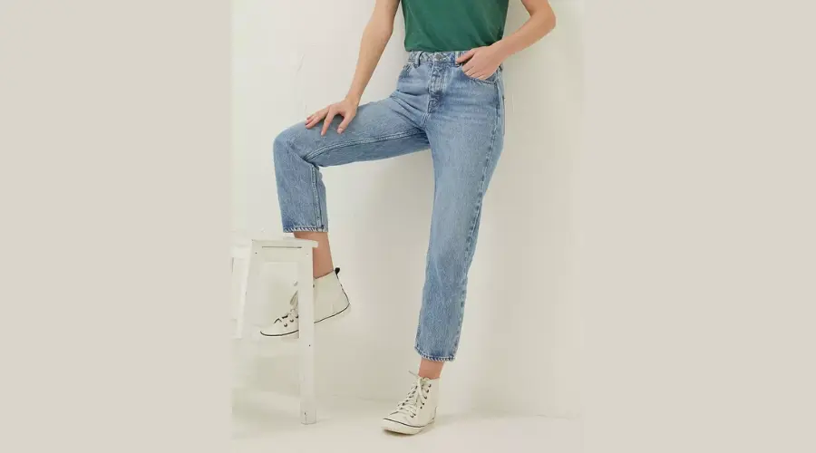 Classic Straight-Leg Jeans | Nowandlive