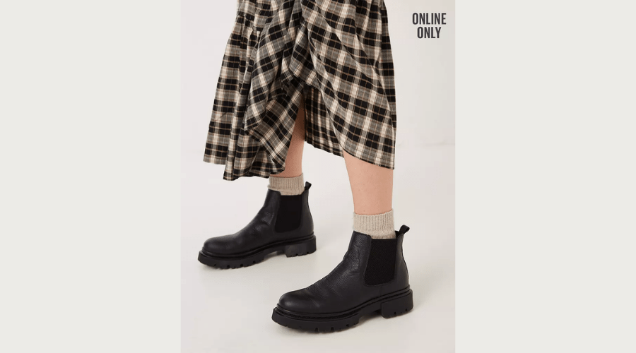 Laura Chelsea boots
