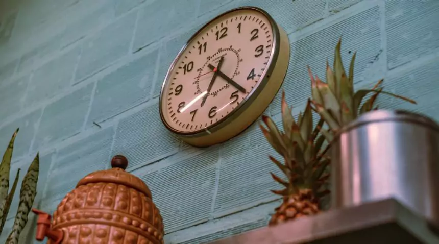 Kitchen wall clocks