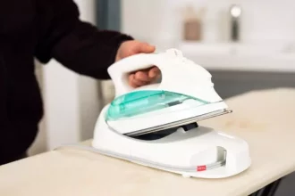 Cordless clothes iron