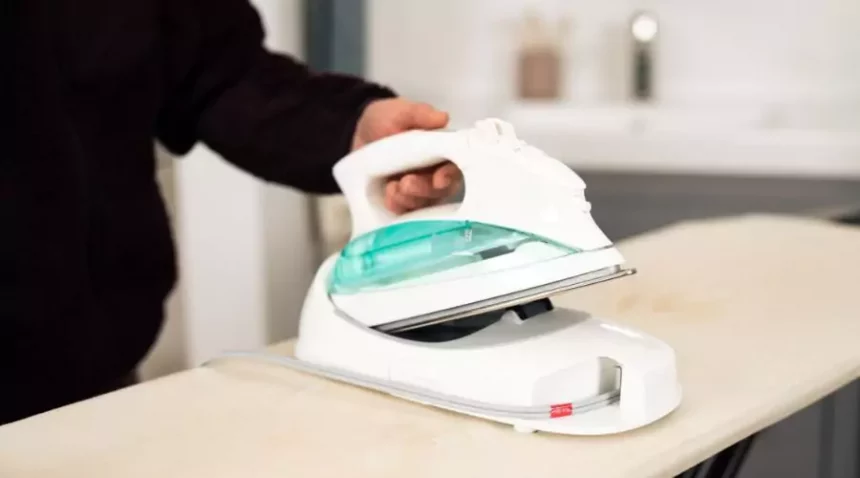 Cordless clothes iron