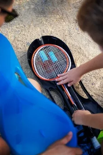 high-angle-family-with-badminton