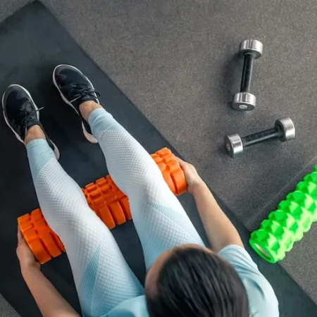 sport-woman-using-foam-roller-mu