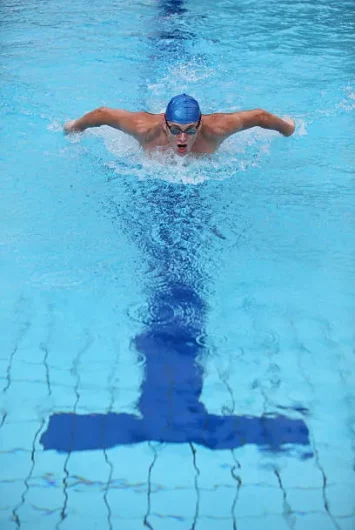 swimmer-with-blue-cap-performing